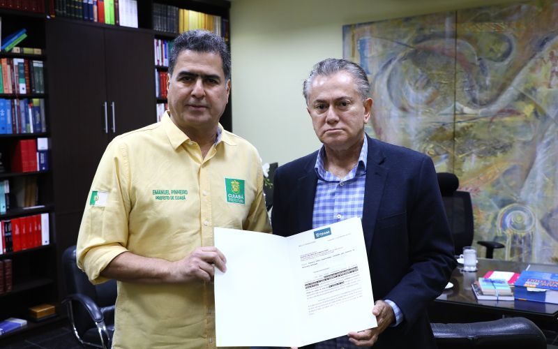 Emanuel Pinheiro e desembargador Perri. Foto: Luiz Alves/Secom Cuiabá.